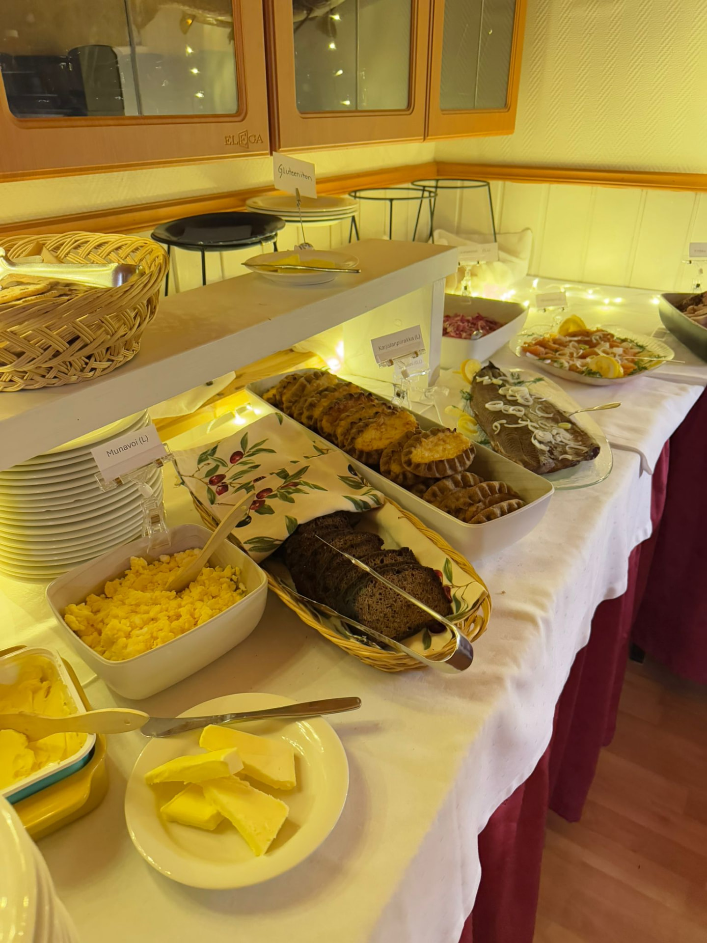 Karjalanpiirakat, munavoi ja leipävalikoima joulupöydässä