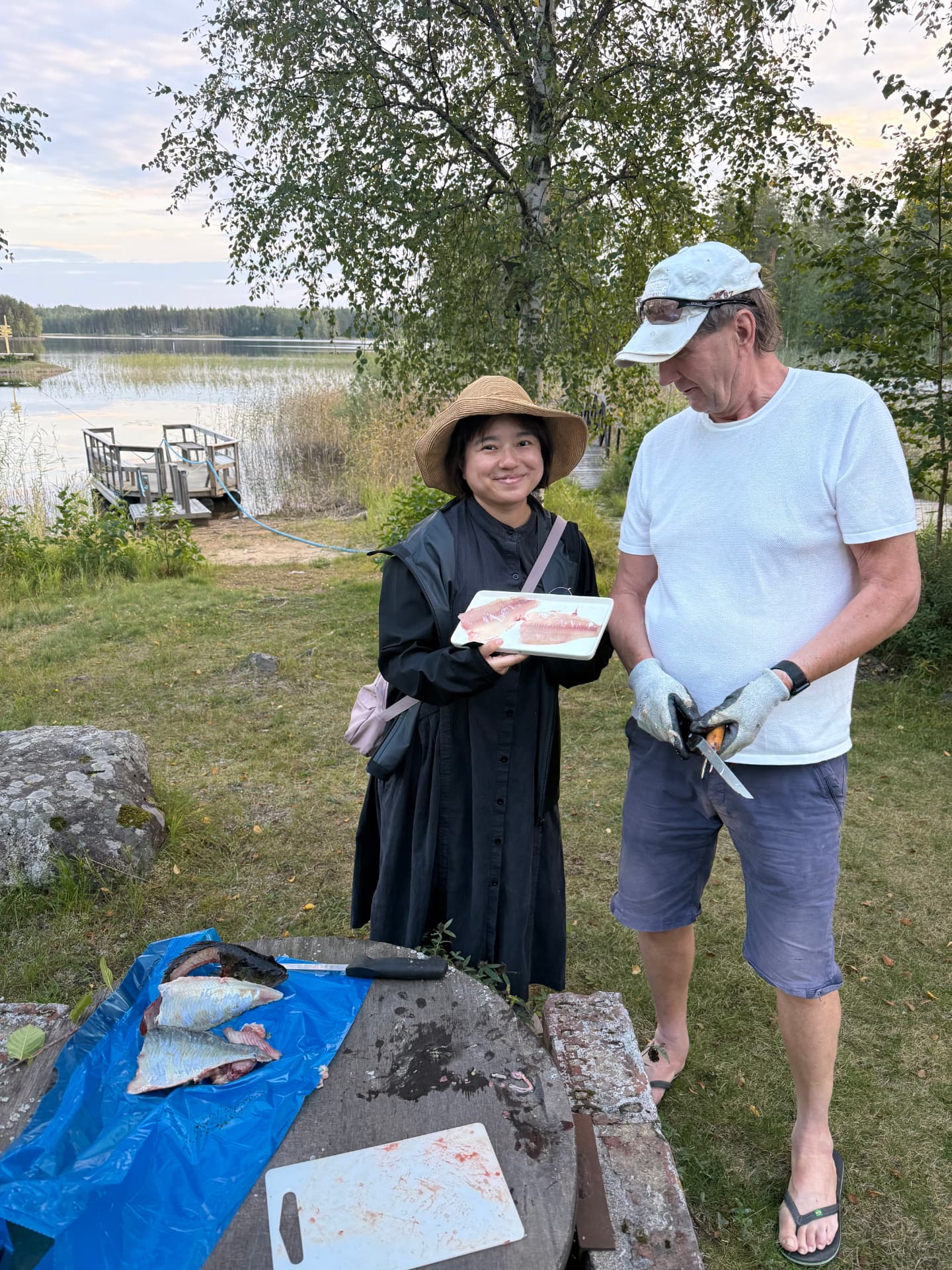 Kalansaaliin perkaamista rannassa Rantakatissa