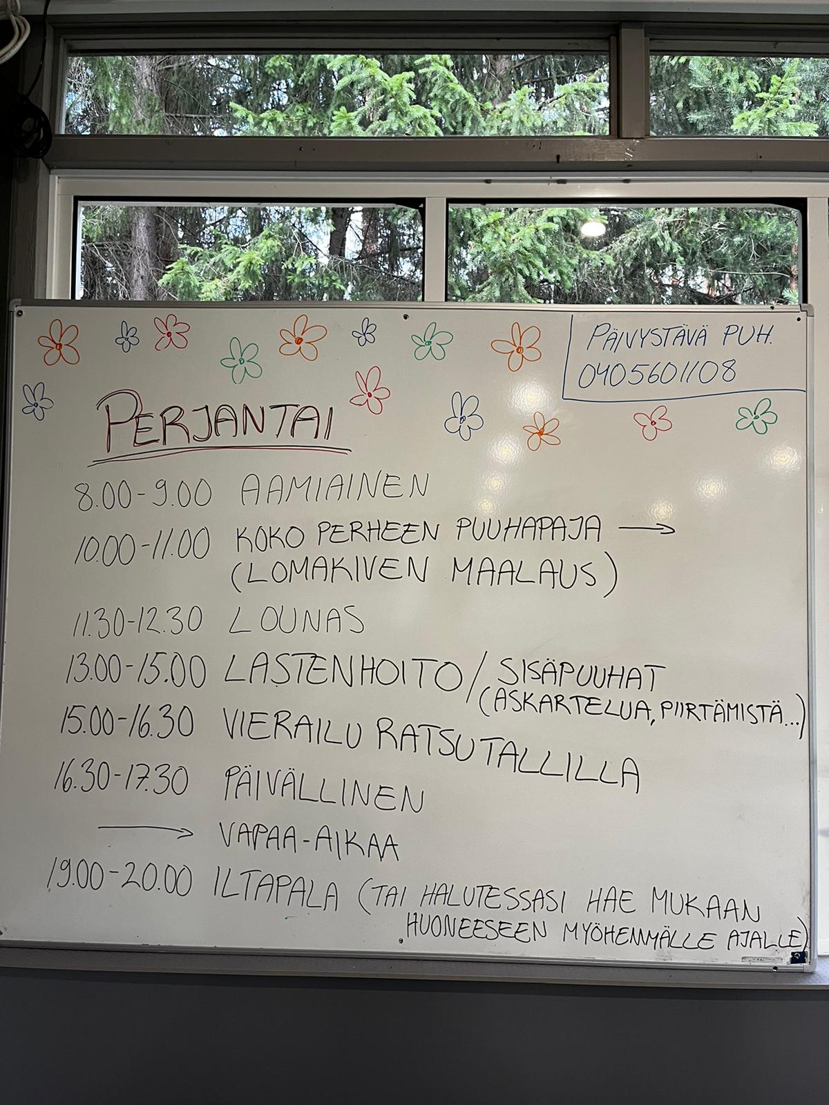 Leiripäivän aikataulu taululla: aamiainen, puuhapaja, lounas, vierailu ratsutallilla, päivällinen ja iltapala