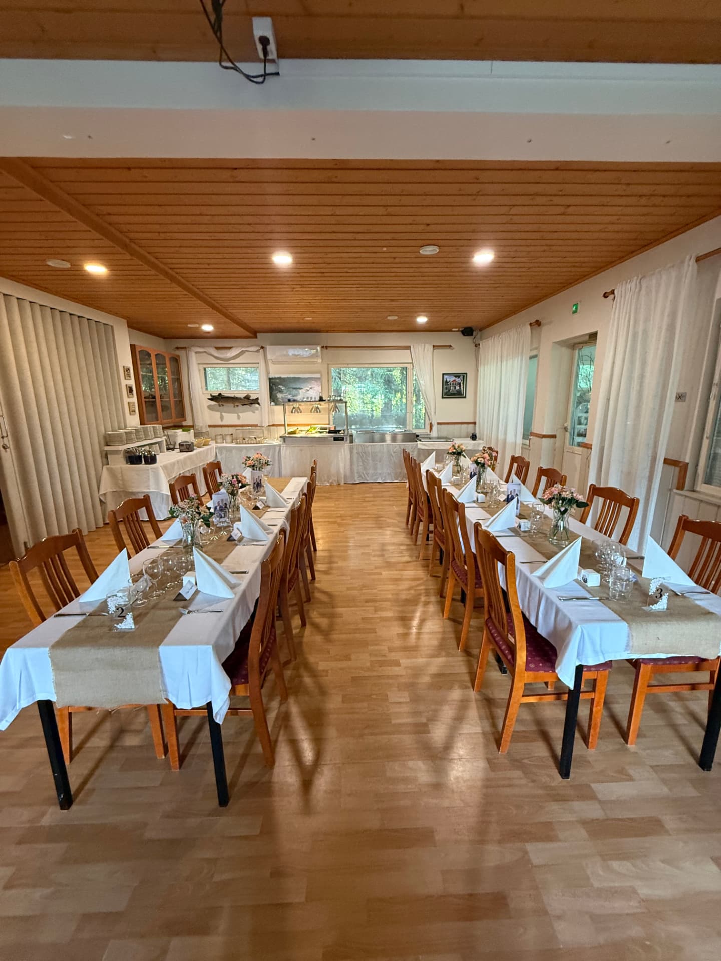 Ravintola Rantakatin ruokasali pitkine pöytineen ja noutopöytineen
