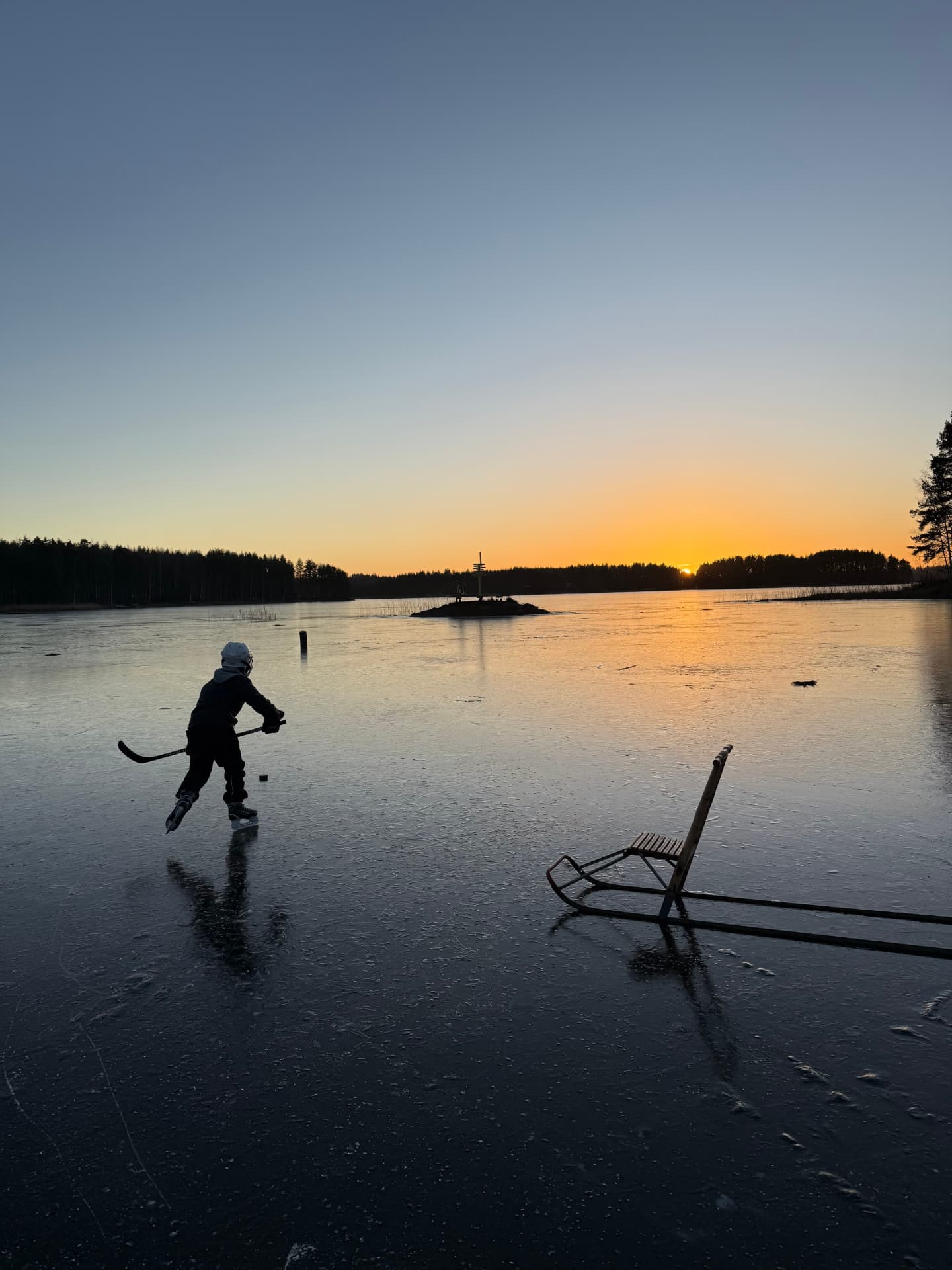 Retkiluistelu järven jäällä