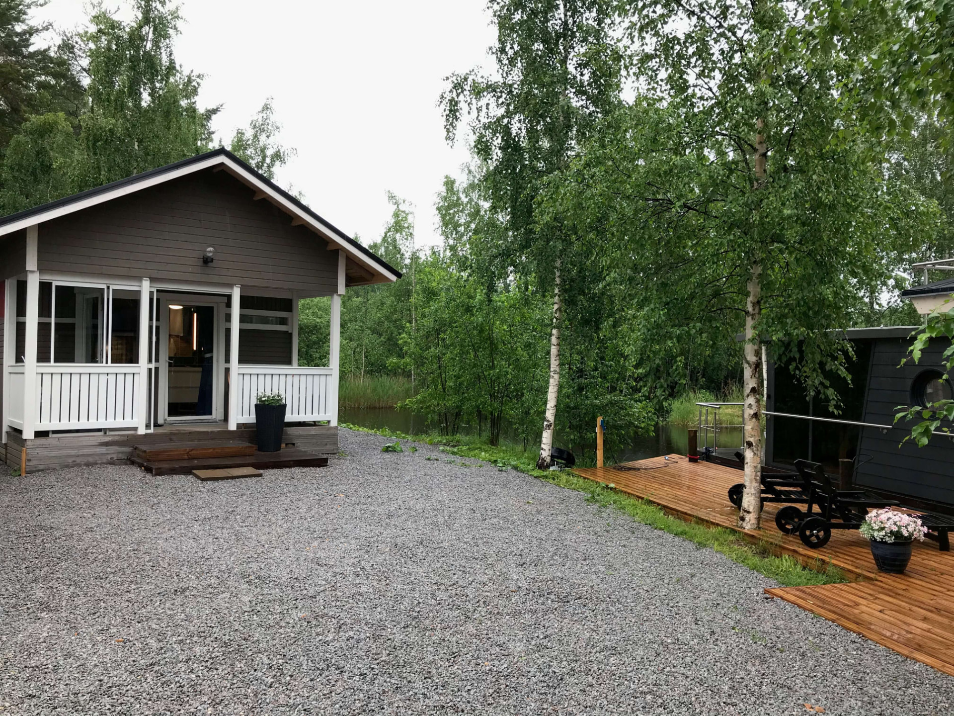 Niemitupa Pihamökki pihapiirissään