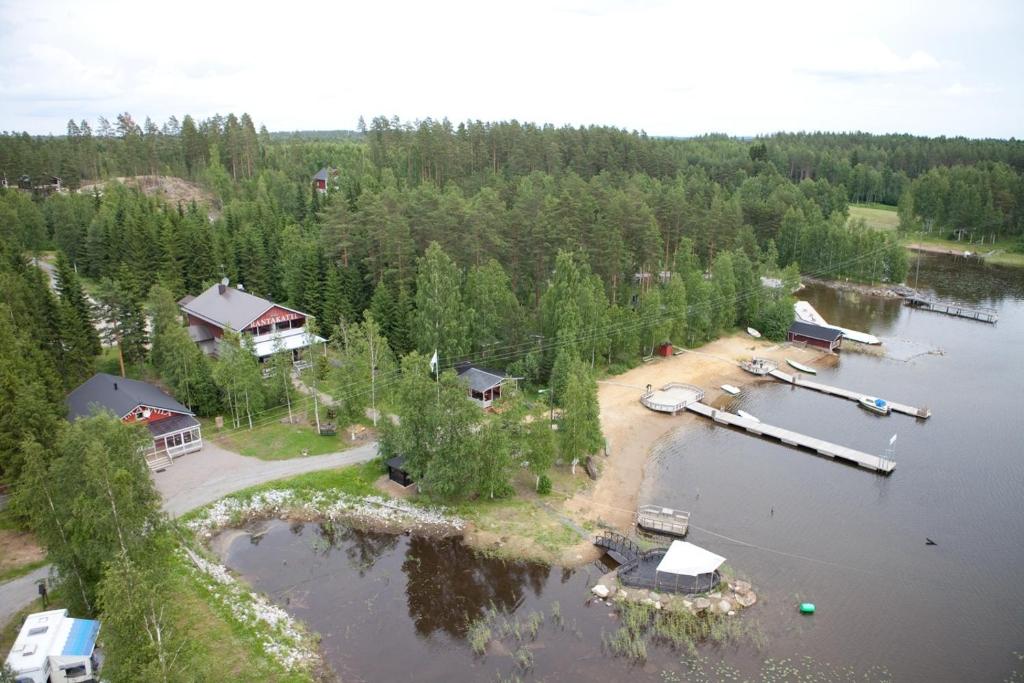 Rantakatin alue ilmasta, ranta ja laituri Saimaan rannalla