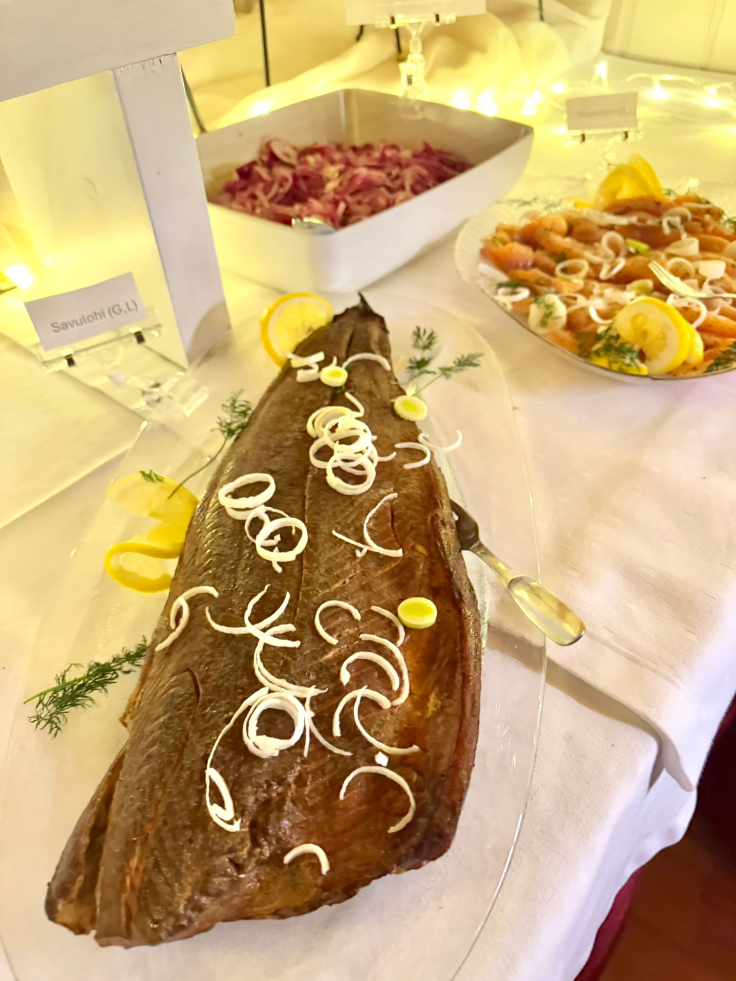 Kokonainen savulohi tarjolla joulupöydässä