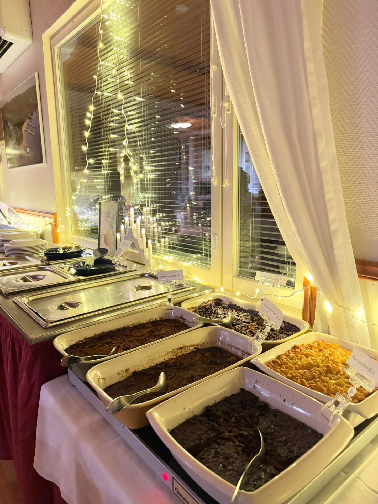 Perinteiset joululaatikot lämpöhauteessa