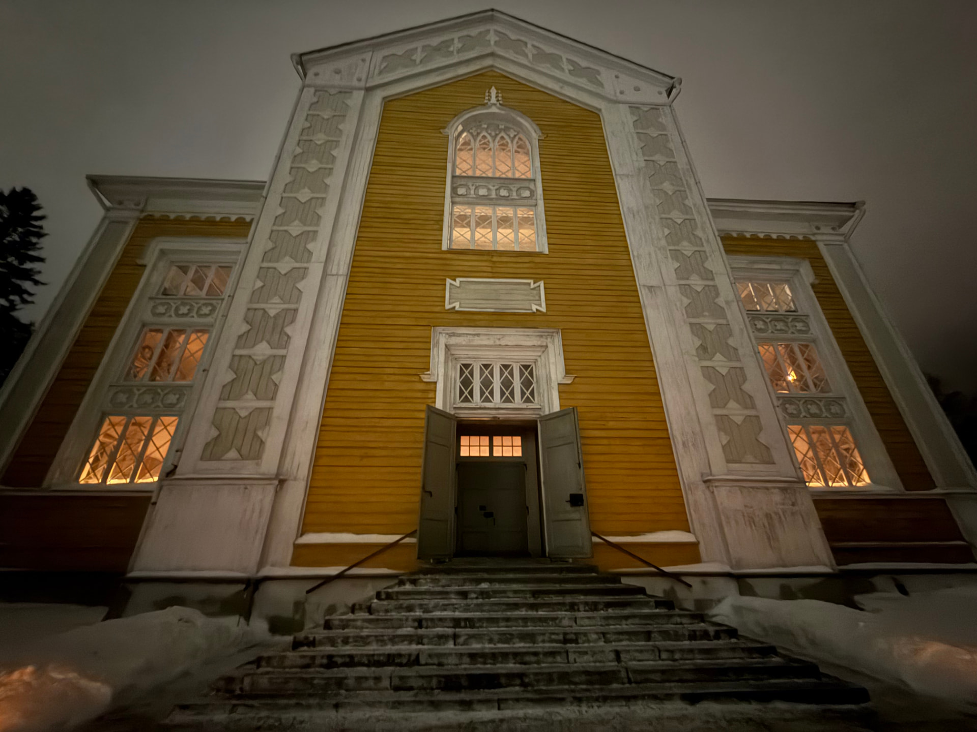 Punkaharjun kirkko valaistuna joulukirkon aamuna